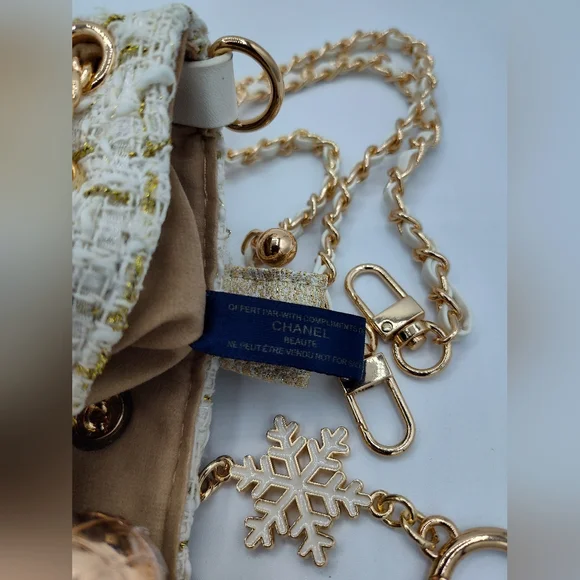 CHANEL Winter Tweed Make-up Bucket Bag Crossbody Gold Chain Snowflake GWP NIB - Picture 10 of 11